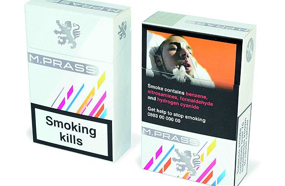 Gegenüberstellung einer heutigen Zigarettenverpackung (links) und einer zukünftigen, der neuen TPD entsprechenden Verpackung (rechts)