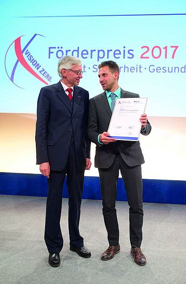 Wolfgang Daniel (left), alternating chief executive of the BG RCI, and award recipient Timo Wurster