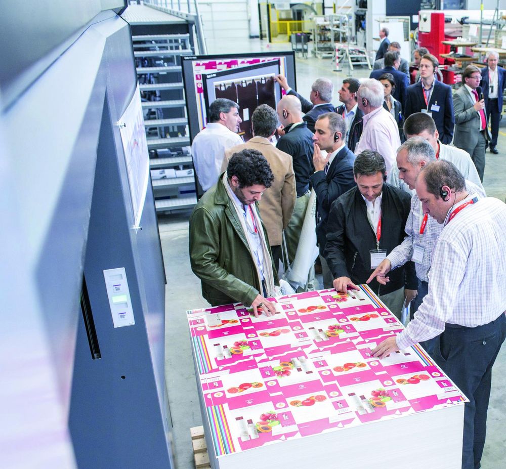 Heidelberg Info Days: The excellent printing results on Kromopak™ are being evaluated.